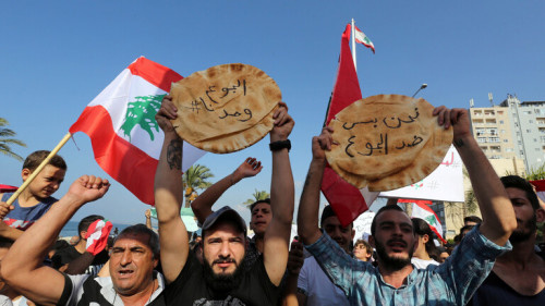 رفع الدعم يؤجج الشارع اللبناني.. والحكومة تلوم حاكم المصرف