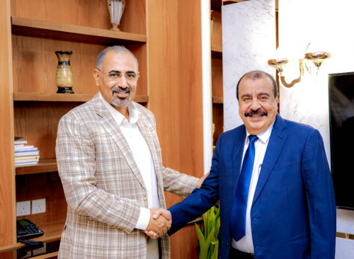 الرئيس الزُبيدي يستقبل رئيس الجمعية الوطنية العائد من رحلة علاجية ناجحة