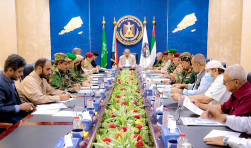 الرئيس الزُبيدي يترأس الاجتماع الدوري للقادة العسكريين والأمنيين