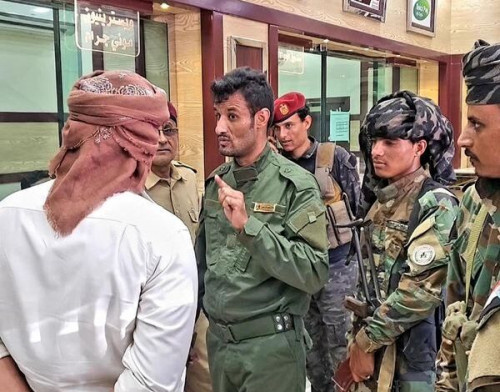الحزام الأمني بالعاصمة عدن يواصل حملته ضد المتلاعبين بأسعار الصرف ويضبط 5 صرافين