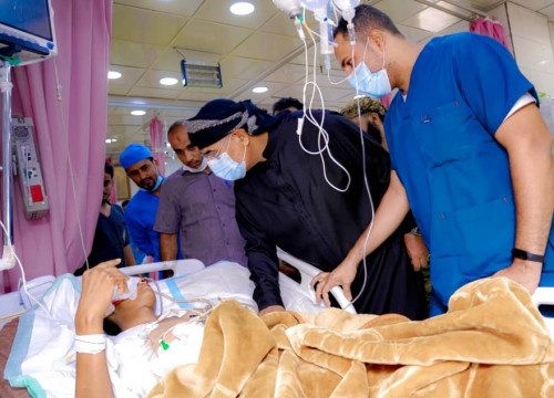 الرئيس الزُبيدي يطمئن على أحوال جرحى حادثة العند بعدد من مستشفيات العاصمة عدن