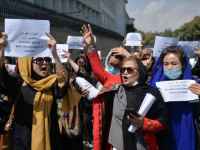 مظاهرة لدعم حق المرأة في كابول تنتهي بالرصاص و"الدموع"