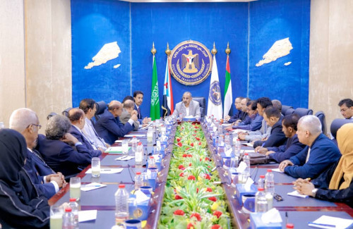 الرئيس الزُبيدي يترأس اجتماعاً مشتركاً للإدارة العامة للشؤون الخارجية ولجنة العلاقات الخارجية بالجمعية الوطنية وإدارة المراسيم بالأمانة العامة