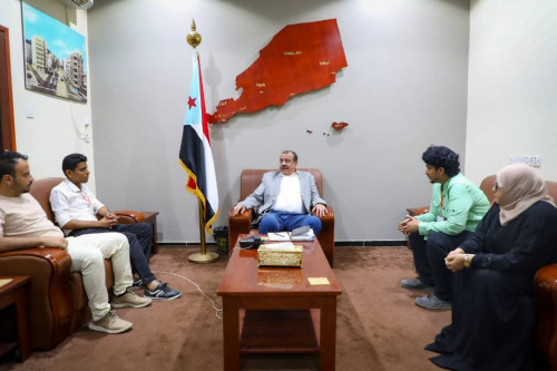 رئيس الجمعية الوطنية يناقش مع فريق مشاورات شباب عدن وضع العملية التعليمية في الجنوب