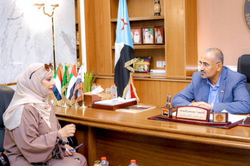 الرئيس الزُبيدي يلتقي مدير عام مكتب الثقافة بالعاصمة عدن
