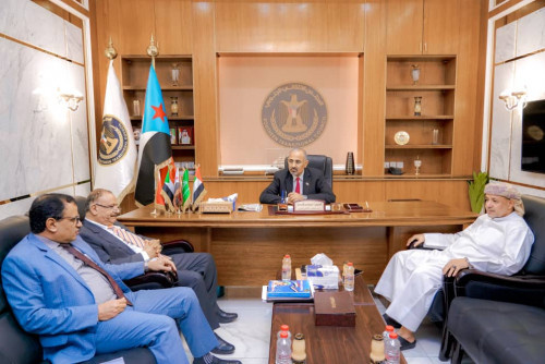 الرئيس الزُبيدي يلتقي عضوي هيئة الرئاسة اللواء السقطري والسلطان آل عفرار ووزير النقل عبدالسلام حُميد