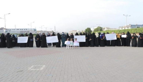 وقفة احتجاجية نسوية تطالب بتحسين الأوضاع المعيشية والخدمية في العاصمة عدن