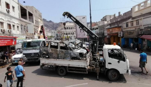 انتقالي صيرة والسلطة المحلية يباشران حصر ورفع المركبات المتضررة من أحداث كريتر