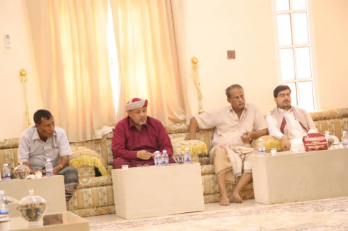 آل عفرار يلتقي قيادة انتقالي المهرة وعددا من الشخصيات الاجتماعية في المحافظة