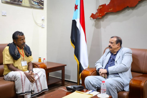اللواء بن بريك يناقش مع القائم بأعمال رئيس نقابة المعلمين الجنوبيين بحضرموت سُبل تعزيز العمل التنظيمي للنقابة
