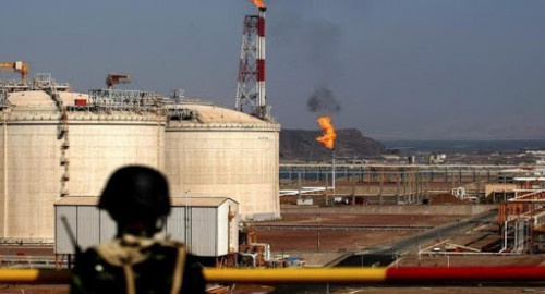 السيطرة على حقول النفط ونهب الثروات.. الميليشيا الحوثية تجني ثمار خيانة الشرعية الإخوانية