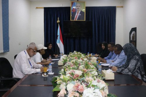 دائرة ولجنة حقوق الإنسان بالأمانة العامة والجمعية الوطنية تناقشان الوضع الاقتصادي مع اللجنة الاقتصادية العُليا
