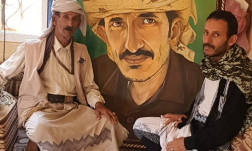 الفنانة التشكيلية "ريماس الجنوب" تقدم صورة مجسمة للشهيد القائد عبدالمجيد بن شجاع