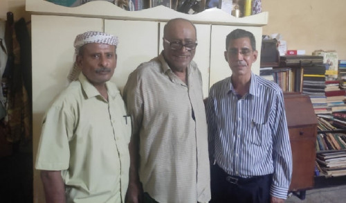 بتوجيهات من الرئيس الزُبيدي.. الجنيد وعثمان يطمئنان على صحة الأديب والكاتب المخضرم سعيد عولقي