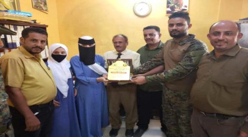 دافعت عن علم الجنوب.. العميد الوالي يكرم طالبة بدرع الشجاعة