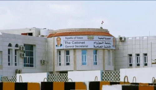 مسؤول بالشرعية يحوّل 300 مليون ريال من موازنة أمانة مجلس الوزراء دعمًا لجبهة مأرب