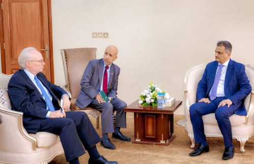محافظ العاصمة عدن يلتقي المبعوث الأمريكي الخاص إلى اليمن 