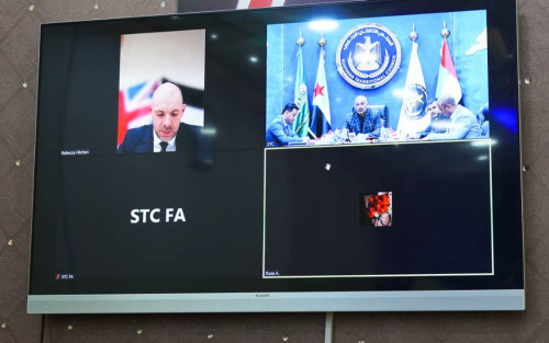 الرئيس الزُبيدي يعقد اجتماعا مرئيا مع السفير البريطاني