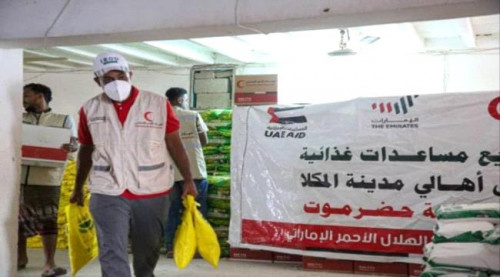 الهلال الأحمر الإماراتي يدعم الأسر الفقيرة بـ 4500 سلة غذائية بحضرموت