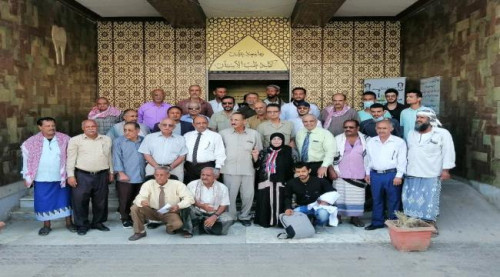 عدن.. وقفة تضامنية تنديدا بقرار إقالة عميد كليه طب الأسنان