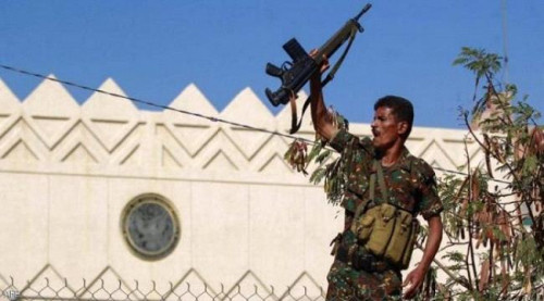 متجاهلاً الادانات الدولية.. الحوثي يواصل التنكيل بموظفي السفارة الامريكية
