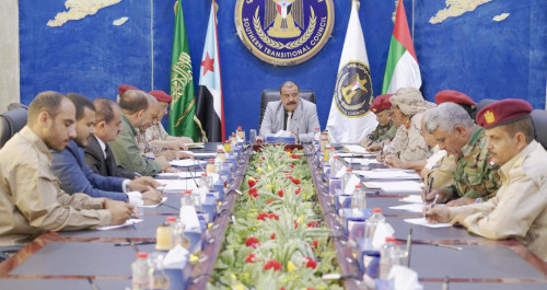 اللواء بن بريك يترأس اجتماعا للقادة العسكريين والأمنيين