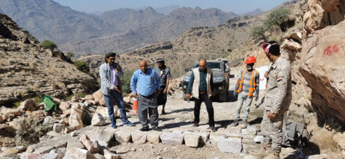 مدير عام الحصين يتفقد مشروع رصف طريق المعاريض جبل حرير