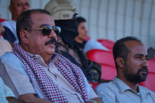اللواء بن بريك يحضر مباراة كرة السلة بين شعب حضرموت والميناء ومباراة منتخب الناشئين لكرة القدم وفريق الروضة