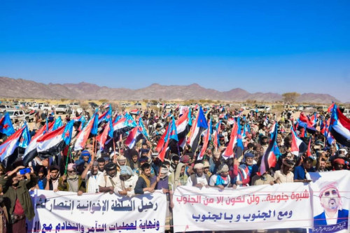 استجابة لدعوة الانتقالي.. أبناء شبوة يحتشدون في مختلف المديريات احتفاءً بذكرى الاستقلال المجيد