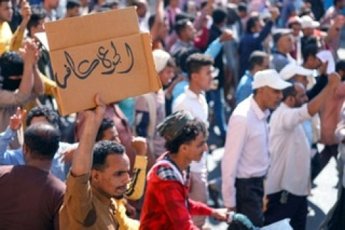 صحيفة دولية: الشرعية تستنجد بالسعودية لوقف الانهيار الاقتصادي