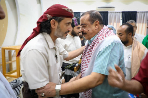 اللواء بن بريك يؤدي واجب العزاء لأسرة السلطان فضل بن محمد عيدروس العفيفي