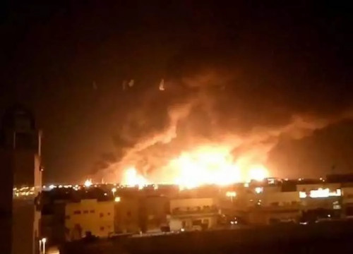 غارات جوية عنيفة وانفجارات تهز مطار صنعاء الدولي