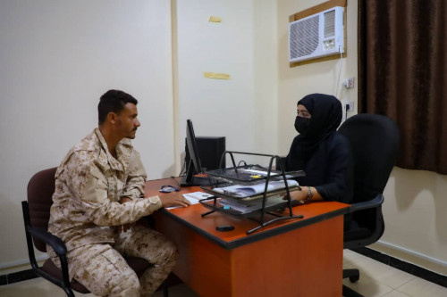لجنة الإغاثة الإنسانية في الجمعية الوطنية تُسلم كمية الأدوية والمستلزمات الطبية لعدد من الألوية العسكرية
