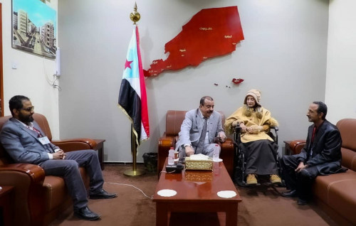 اللواء بن بريك يمنح الرميصاء واليزيدي العضوية الفخرية للجمعية الوطنية