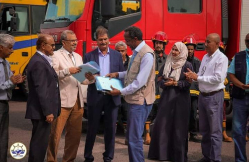 مطار عدن يتسلم عربتي الإطفاء المقدمة من برنامج الأغذية العالمي