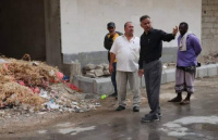 مأمور المعلا يتفقد ويشرف على أعمال تصفية مناهل الصرف الصحي بعد هطول الأمطار بالمديرية