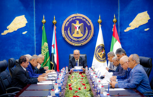رئاسة الانتقالي تطالب رئيس الحكومة بسرعة التدخل لوقف الأزمة المفتعلة للمشتقات النفطية بالسوق المحلية