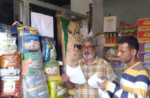 تدشين حملة توزيع اشعارات إلزام واشهار أسعار المواد الغذائية بالمعلا