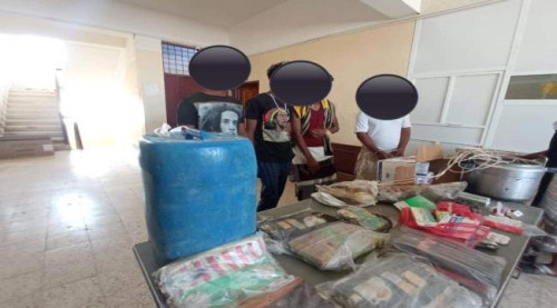 الاجهزة الامنية بالمهرة تداهم منزلا مشبوها وتعثر على مواد ممنوعة بداخله