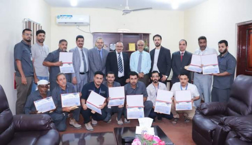 الوزير حُميد يُكرم عددا من موظفي ومهندسي مطار عدن الدولي