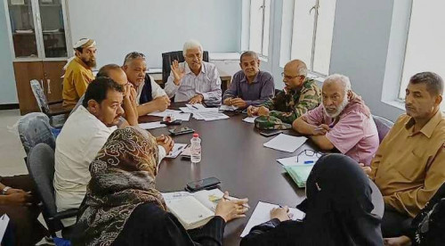 مدير عام التواهي يرأس اجتماعا لضبط التعاملات السعرية والإيرادية في المديرية
