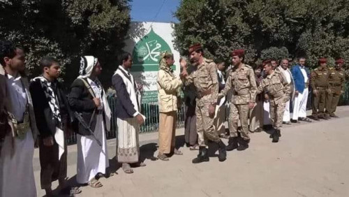 بينهم قائد لواء.. انشقاق جنود وضباط عن الجيش اليمني وانضمامهم للحوثيين