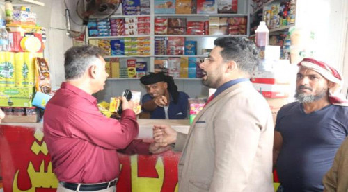 السقاف والجاوي يدشنان حملة الرقابة على الأسعار ويغلقان جميع محلات التجار المخالفين في منطقة الدكه