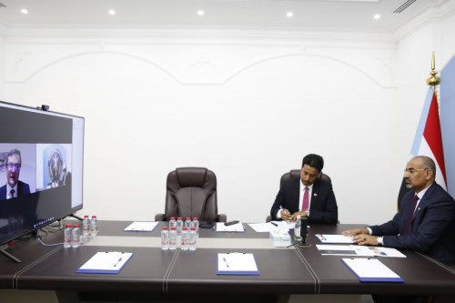 الرئيس الزُبيدي يبحث مستجدات الأوضاع في بلادنا مع القائم بالأعمال الروسي