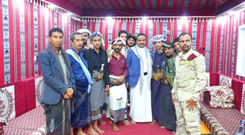 محافظ شبوة يستقبل ثلاثة من أبناء المحافظة بعد الإفراج عنهم من معتقلات الإخوان في مأرب