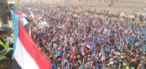 استجابة لدعوة الانتقالي.. أبناء ‎شبوة يحتشدون في ‎عتق رفضا لإشهار أي مكونات سياسية يمنية في الجنوب