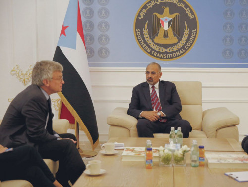 الرئيس الزُبيدي يبحث مستجدات الأوضاع الاقتصادية والسياسية والعسكرية مع المبعوث السويدي