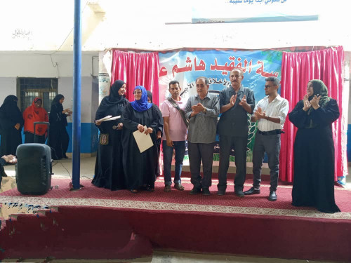 انتقالي خورمكسر يُكرم عددًا من الأمهات بالمديرية بمناسبة عيد الأم