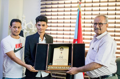 الجعدي يكرم الشاب المتفوق رائد محمد الحائز على فضية أولمبياد الرياضيات بالدمام