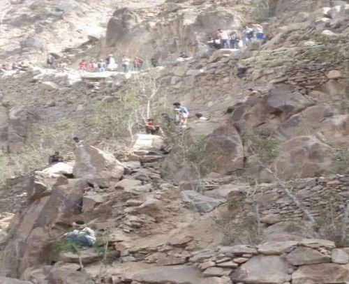 انهيار صخري في يافع يودي بحياة طفلين